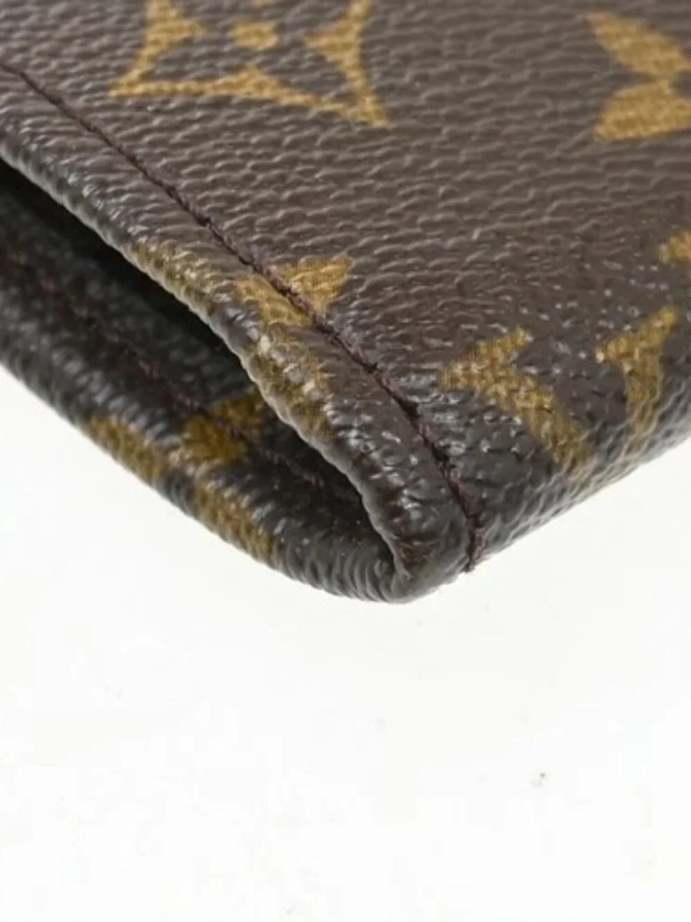 Louis Vuitton outside 	ab